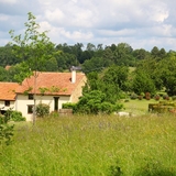 Le gite dans sa belle prairie sauvage.